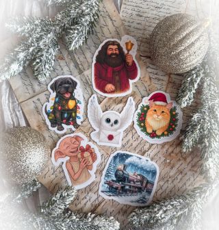 Hagrid ohlašující příchod Vánoc, Tesák zamotaný do světýlek, Křivonožka ve svátečním, Dobby radující se z prvního dárku,...