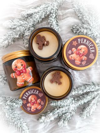 ✨ Vánoční kouzlo v každém plamínku ✨ Sójová svíčka Perníček provoní domov vůní čerstvě upečeného cukroví, skořice a medu 🍯...