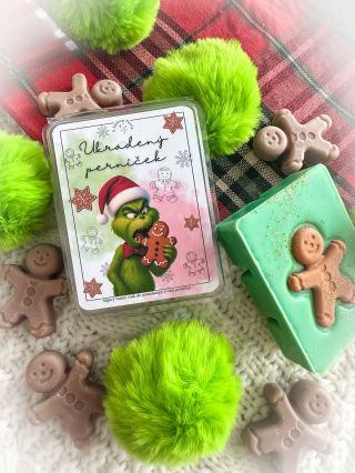 Zelený nezbeda opět řádí 🎄💫 Tentokrát ukradl ten nejsladší perníček z celé vánoční pekárny! Rozpusť kousek kouzla a nech...